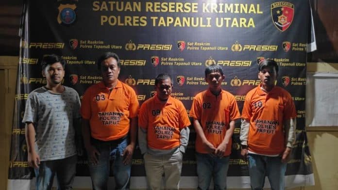 polres_taput_tangkap_4_pelaku_pencurian_alat_berat