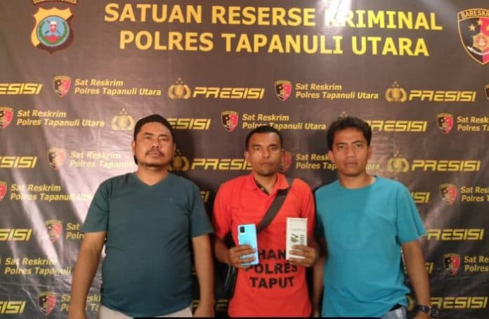polres_taput_tangkap_pelaku_pencurian_5_unit_hanphone_dan_uang_tunai_rp9_juta
