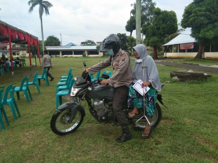 polres_tebing_tinggi_jemput_langsung_peserta_vaksinasi_covid_19