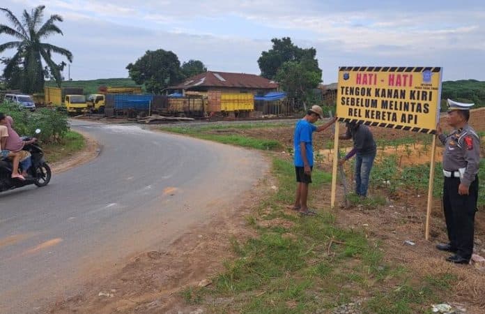 polres_tebing_tinggi_pasang_banner_himbauan_di_perlintasan_ka
