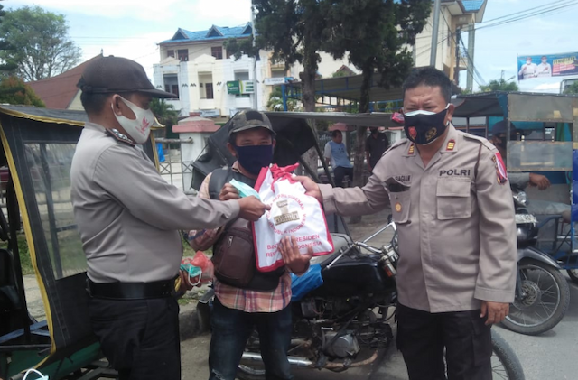 polres_toba_samosir_serahkan_bantuan_presiden_jokowi_kepada_pebetor
