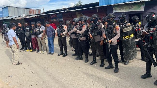 polres_tolikara_papua_diserang_warga_1_orang_warga_tewas_tertembak