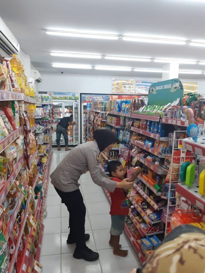 polresta_deli_serdang_berbagi_makanan_kepada_anak_yatim