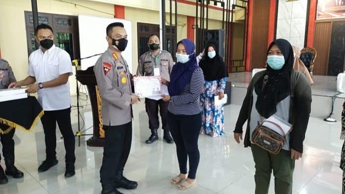 polresta_deli_serdang_launching_penyaluran_blt_pada_pkl_warung_dan_nelayan
