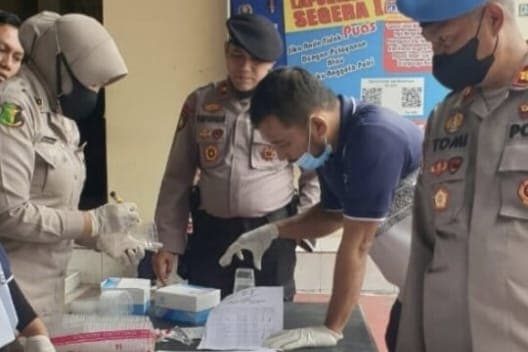 polrestabes_medan_cek_urine_personil_secara_mendadak