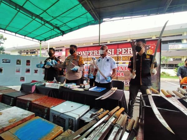 polrestabes_medan_dapat_perlawanan_saat_gerebek_sarang_judi_di_tanjung_pama_deli_serdang