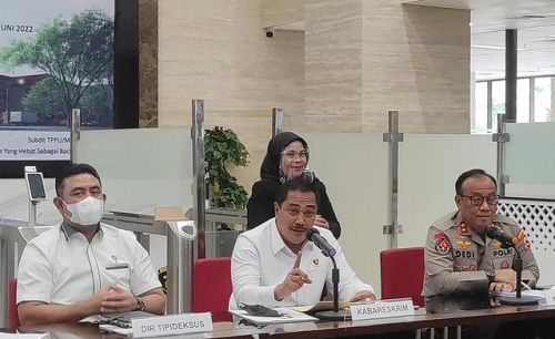 polri_putri_bersama_sambo_saat_janjikan_uang_ke_bharada_e_bripka_rr