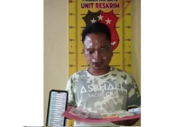polsek_air_batu_bekuk_bandar_judol_yang_nongkrong_main_hp_di_warung