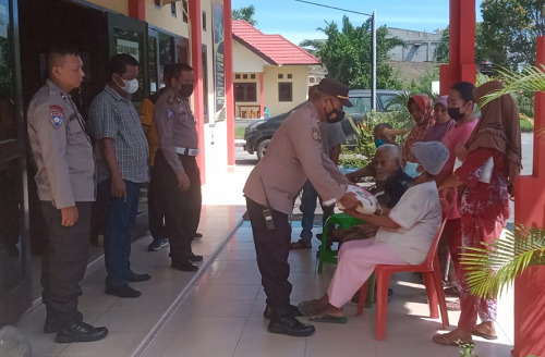 polsek_beringin_bagikan_50_karung_beras_kepada_warga