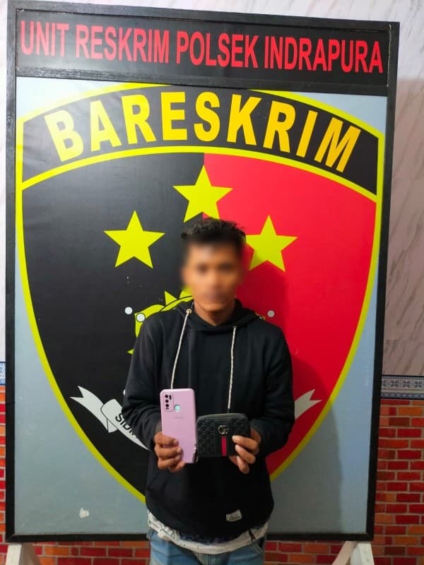 polsek_indrapura_amankan_pria_terduga_pencuri_hp_dan_dompet