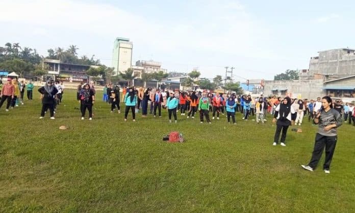 polsek_indrapura_amankan_senam_dan_cek_kesehatan_petugas_pemilu