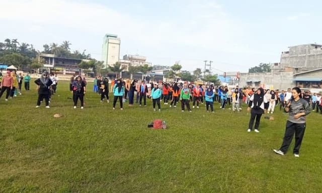 polsek_indrapura_amankan_senam_dan_cek_kesehatan_petugas_pemilu