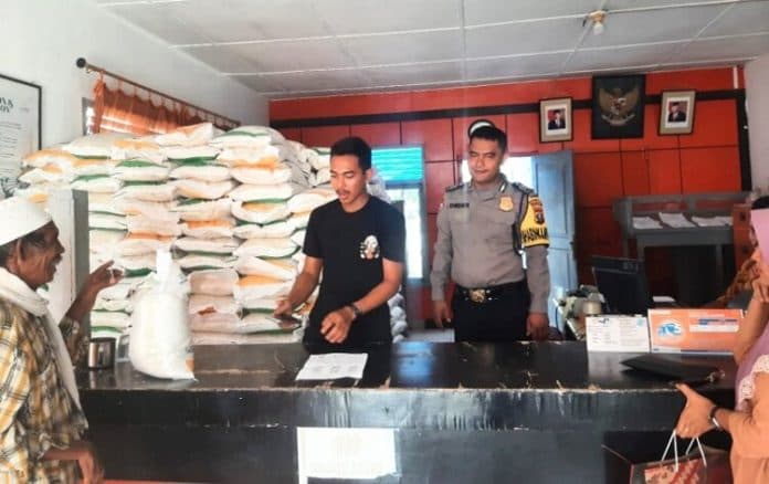 polsek_labuhan_ruku_kawal_penyaluran_beras_bantuan_tahap_iii