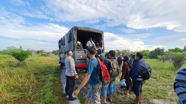 polsek_lima_puluh_gagalkan_penyelundupan_31_calon_tki_ilegal_ke_malaysia