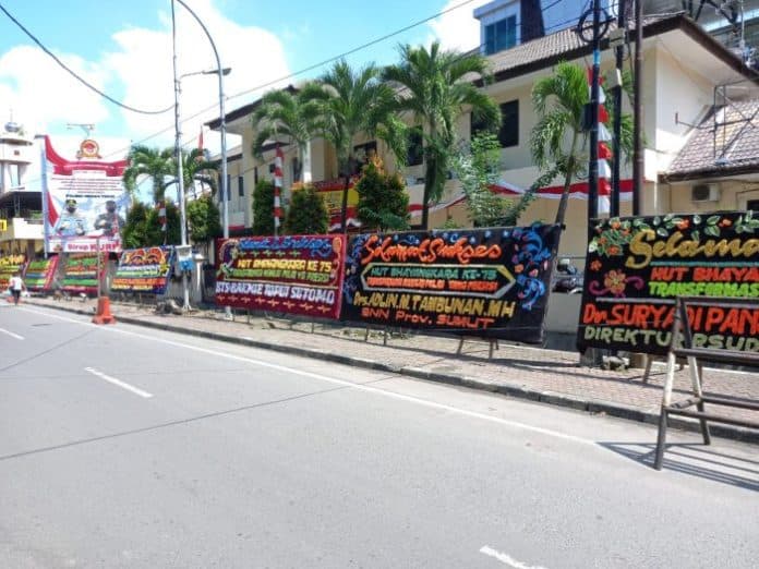 polsek_medan_timur_kebanjiran_papan_bunga_ucapan_hut_ke_75_bhayangkara