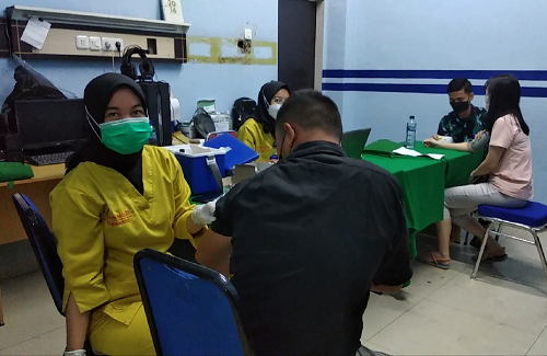 polsek_medan_timur_salurkan_502_dosis_vaksin_covid_19_untuk_warga