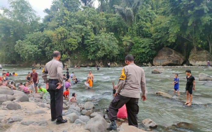 polsek_namorambe_imbau_warga_tidak_buang_sampah_di_sungai