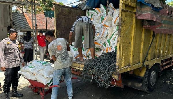 polsek_tanjung_balai_selatan_kawal_pendistribusian_bantuan_beras_pemerintah