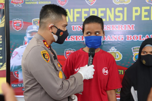 polwan_gadungan_edit_foto_keluarga_berseragam_tni_untuk_tipu_korban_di_palas