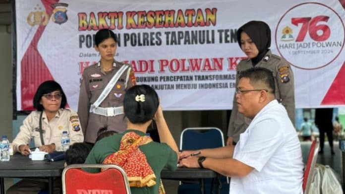 polwan_polres_tapteng_bakti_kesehatan_kepada_penyandang_difabel