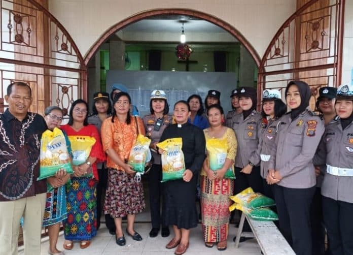 polwan_polres_tebing_tinggi_gencar_berbagi_sembako_kepada_masyarakat