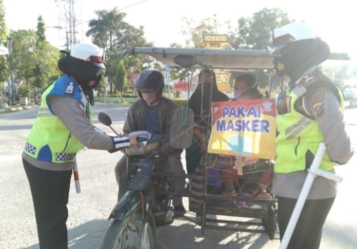 polwan_satlantas_tanjungbalai_ajak_masyarakat_pakai_masker_dan_terapkan_prokes