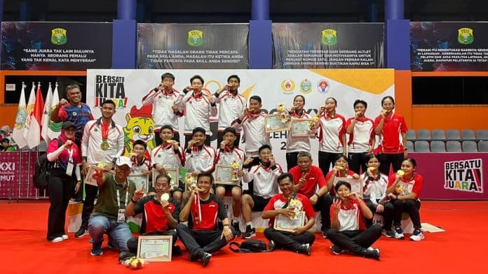 pon_xxi_jateng_kawinkan_emas_bulutangkis_beregu_putra_putri