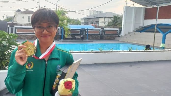 pon_xxi_jatim_sabet_medali_emas_cabor_renang_nomor_400_meter_gaya_bebas_putri