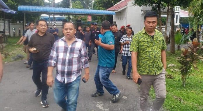 poster_ganjar_dicopot_partai_koalisi_berang_dan_datangi_kantor_satpol_pp_siantar