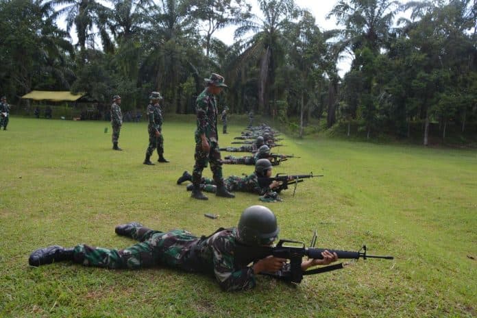prajurit_korem_022pantai_timur_tingkatkan_kemampuan_menembak_jatri