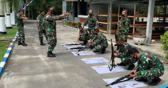 prajurit_tni_al_tanjungbalai_asahan_uji_kemampuan_bongkar_pasang_senjata