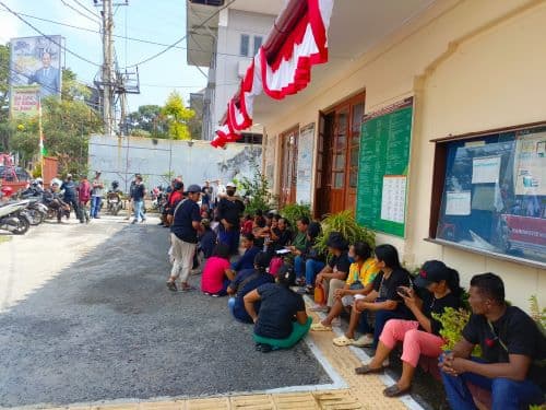 prapid_andrew_situmorang_puluhan_warga_gurilla_datangi_pn_siantar