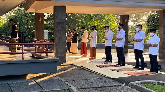 presiden_jokowi_dan_keluarga_sholat_idul_adha_di_istana_bogor