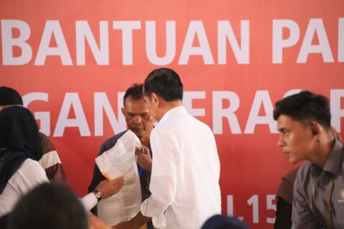 presiden_jokowi_salurkan_bantuan_pangan_cadangan_beras_di_labuhanbatu