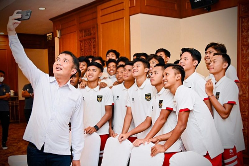 presiden_jokowi_siram_bonus_rp1_miliar_untuk_timnas_u_16