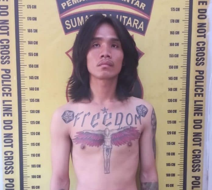 pria_bertato_freedom_ini_curi_hp_tiga_sekaligus