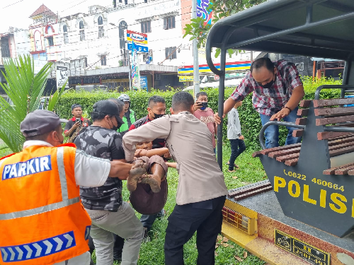 pria_diduga_odgj_terjatuh_akibat_panjat_tower_radio_di_siantar