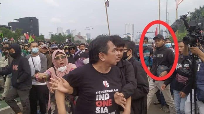 pria_ini_diduga_pertama_kali_pukul_ade_armando_di_tengah_demo_11_april