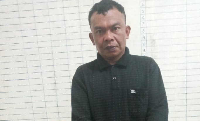 pria_ini_ditangkap_saat_duduk_di_warung_kopi_ternyata_di_kantong_celananya_ada_masalah