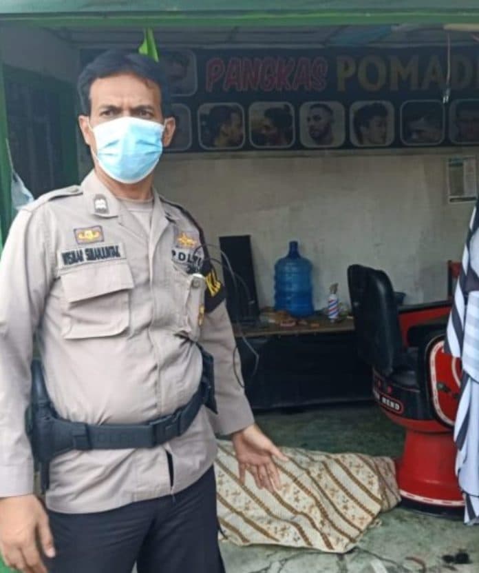 pria_lansia_ditemukan_tak_bernyawa_di_kios_pangkas