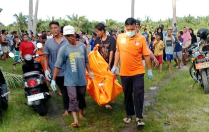 pria_lansia_ditemukan_tewas_di_kolam_bekas_tambak_udang_keluarga_tolak_autopsi