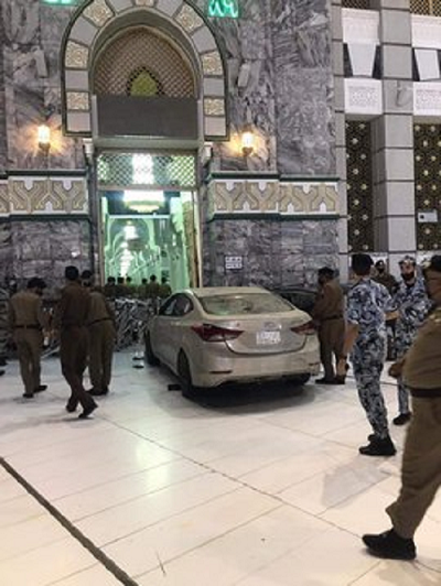 pria_pengendara_mobil_tabrak_gerbang_masjidil_haram