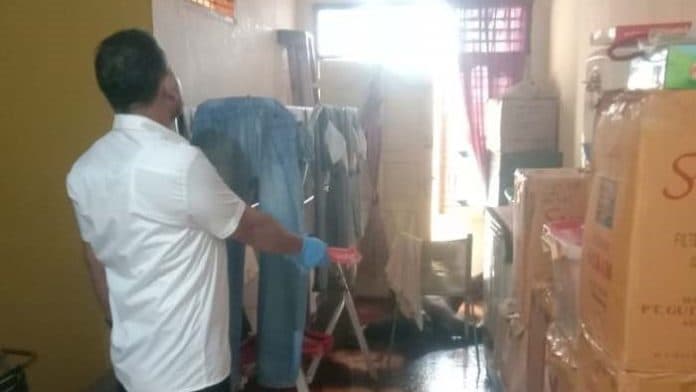 pria_uzur_ditemukan_tewas_membusuk_di_rumahnya