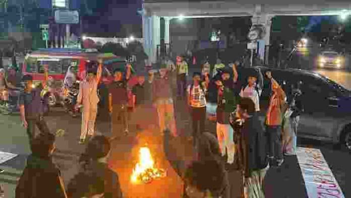 prihatin_terhadap_kondisi_indonesia_mahasiswa_usu_demo_hingga_malam_hari