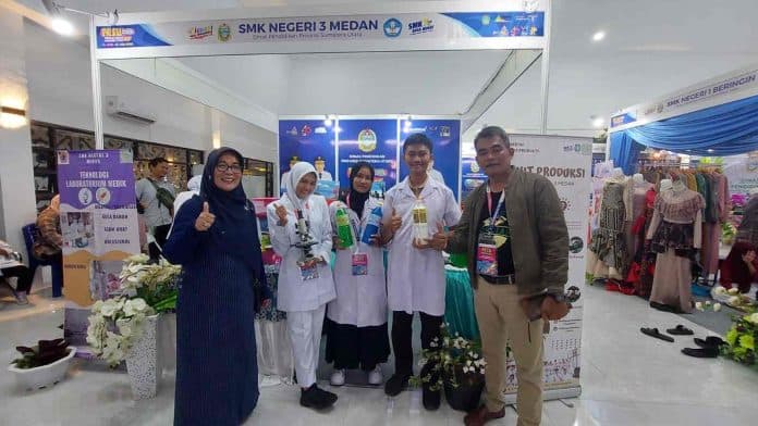 produk_unggulan_pelajar_smk_ramaikan_stand_pameran_di_prsu