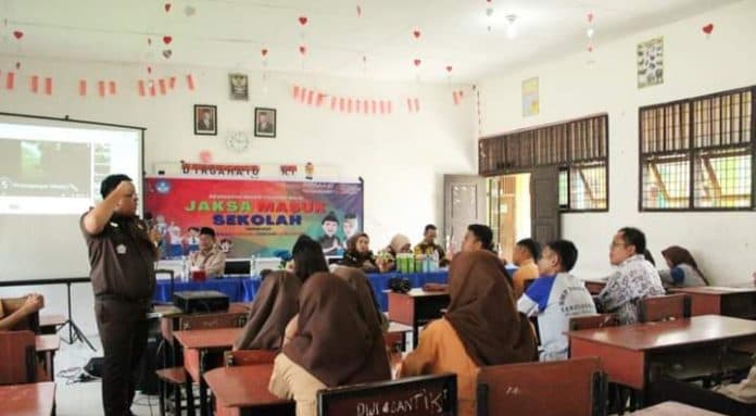 program_jaksa_masuk_sekolah_kejari_tanjungbalai_ajak_siswa_kenali_hukum