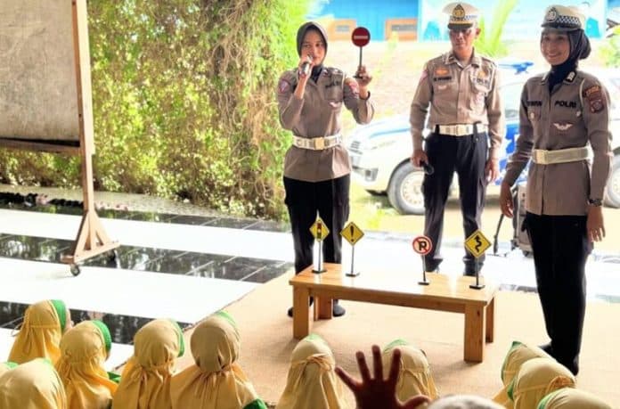 program_polisi_sahabat_anak_sat_lantas_batu_bara_kenalkan_rambu_lalin