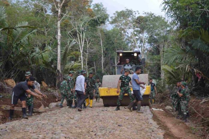 program_tmmd_ditapsel_kerjakan_pengerasan_jalan_sepanjang_15_km