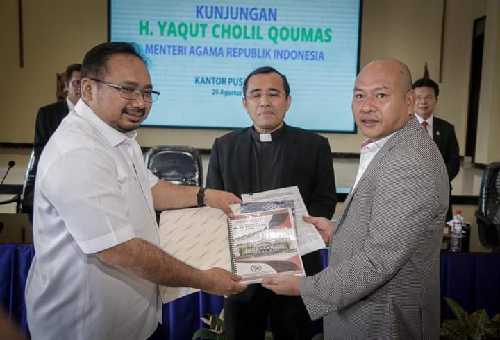 proposal_universitas_negeri_tapanuli_raya_disampaikan_bupati_ke_menag_ri
