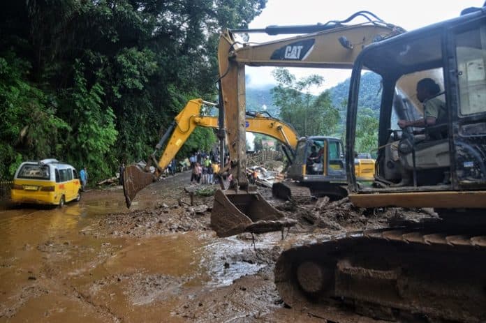 proses_pembersihan_material_longsor_di_kabupaten_karo